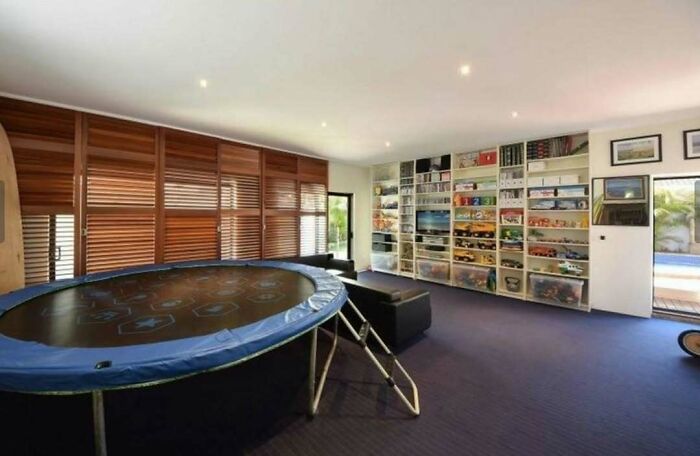 Wait, They Actually Listed These Hilariously Terrible Houses?