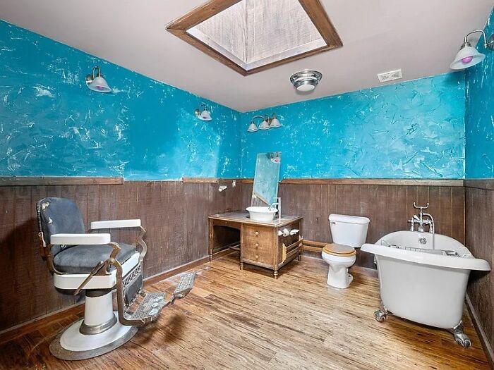 Wait, They Actually Listed These Hilariously Terrible Houses?