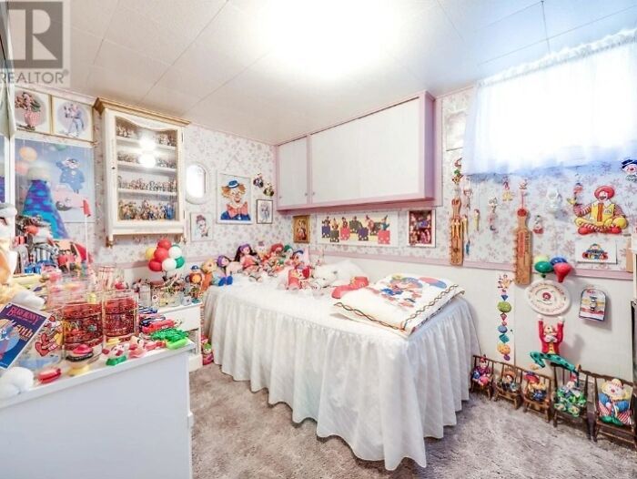 Wait, They Actually Listed These Hilariously Terrible Houses?