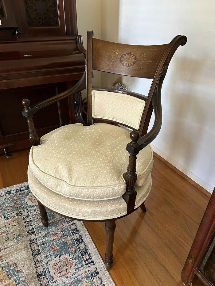 Mom Bought This Antique Chair 40 Years Ago, Got It Reupholstered, Now I’m Loving It