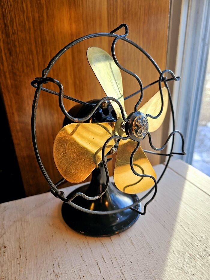100-Year-Old 1925 Desk Fan Still Blowing Cool Vibes