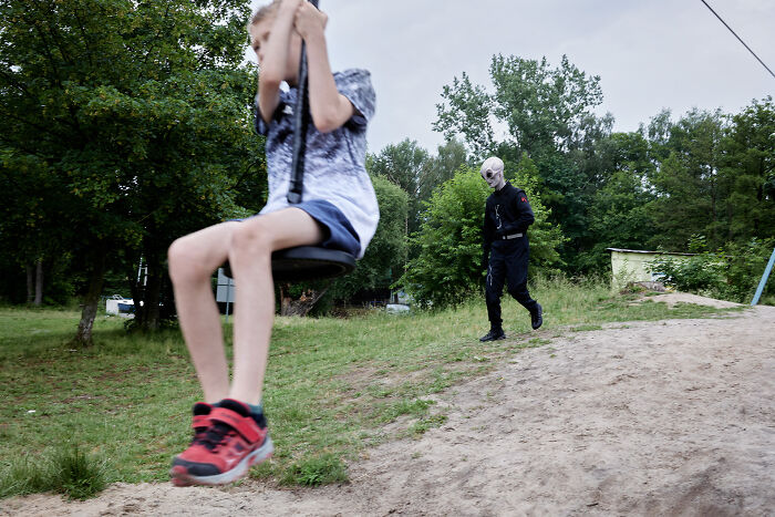 65 Street Photos That Nailed the Perfect Coincidence Moment