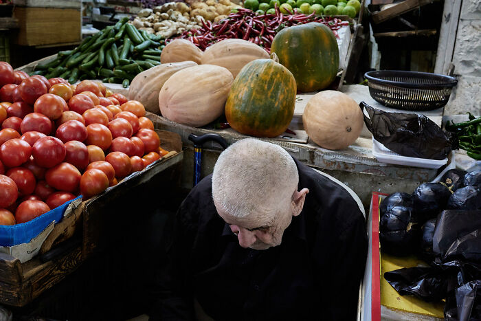 65 Street Photos That Nailed the Perfect Coincidence Moment