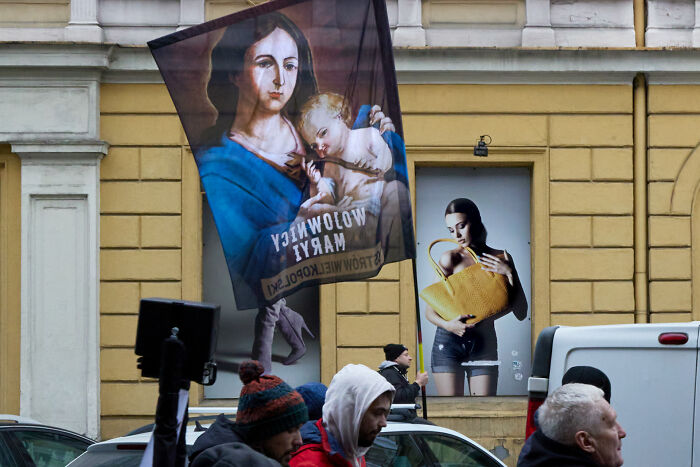 65 Street Photos That Nailed the Perfect Coincidence Moment
