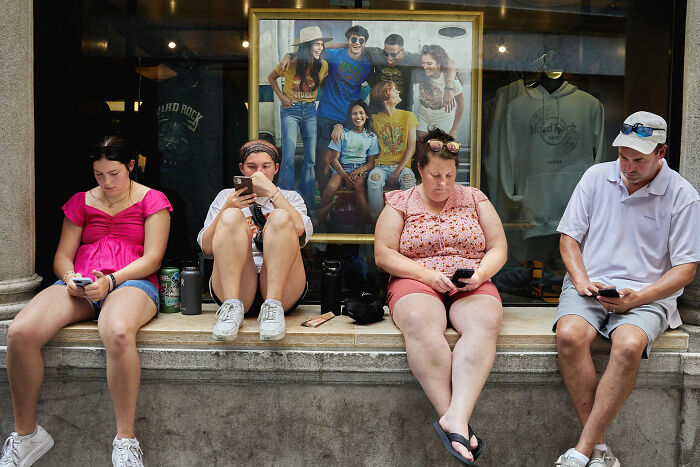 65 Street Photos That Nailed the Perfect Coincidence Moment