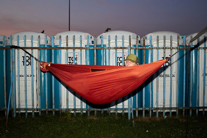 65 Street Photos That Nailed the Perfect Coincidence Moment