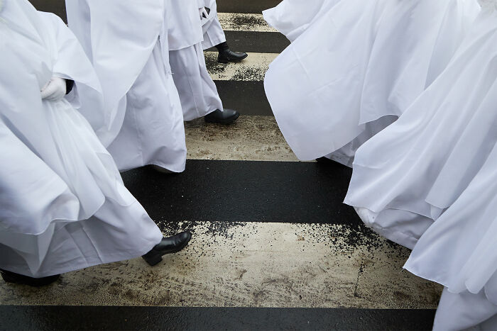 65 Street Photos That Nailed the Perfect Coincidence Moment