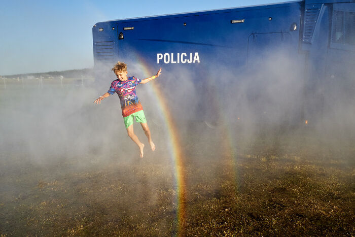 65 Street Photos That Nailed the Perfect Coincidence Moment