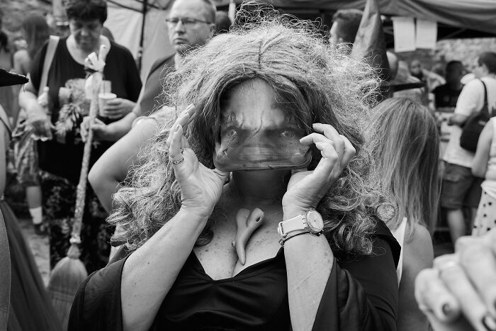 65 Street Photos That Nailed the Perfect Coincidence Moment