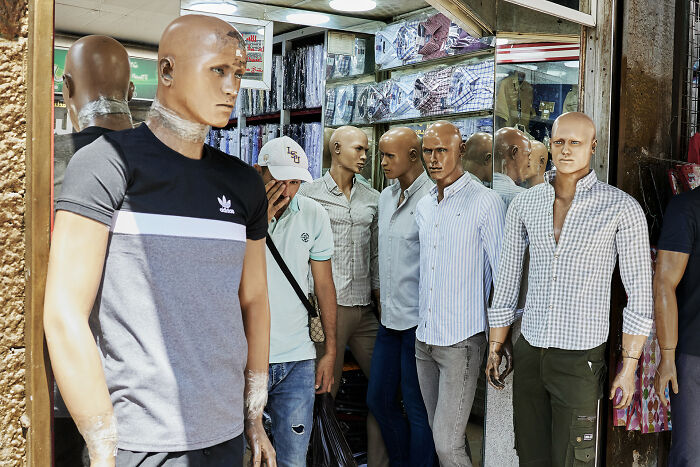 65 Street Photos That Nailed the Perfect Coincidence Moment