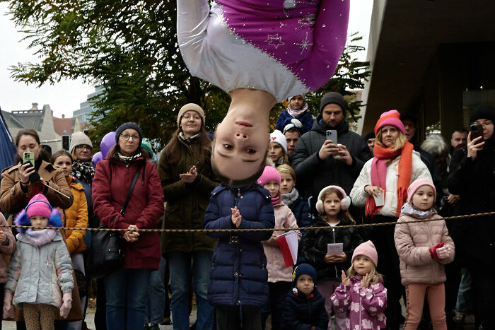 65 Street Photos That Nailed the Perfect Coincidence Moment