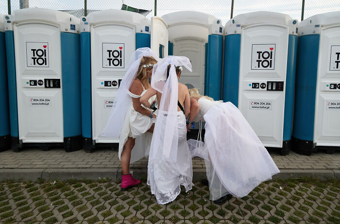 65 Street Photos That Nailed the Perfect Coincidence Moment