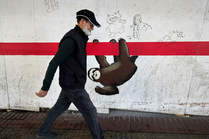 65 Street Photos That Nailed the Perfect Coincidence Moment