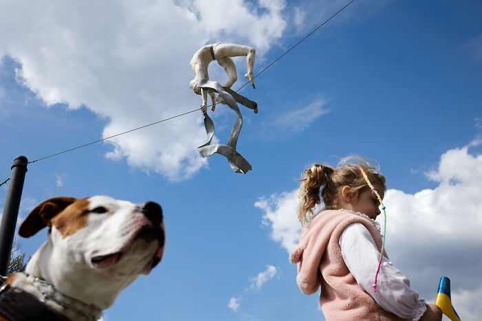 65 Street Photos That Nailed the Perfect Coincidence Moment