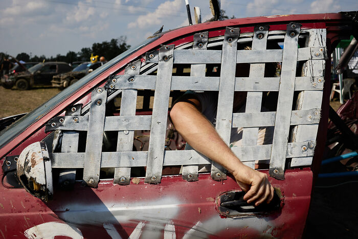 65 Street Photos That Nailed the Perfect Coincidence Moment