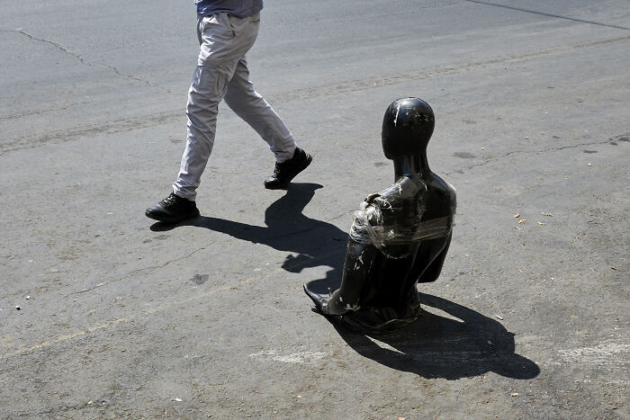 65 Street Photos That Nailed the Perfect Coincidence Moment