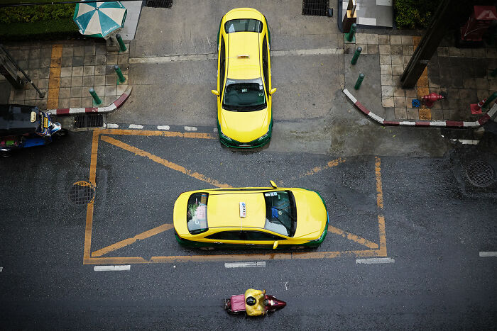 65 Street Photos That Nailed the Perfect Coincidence Moment