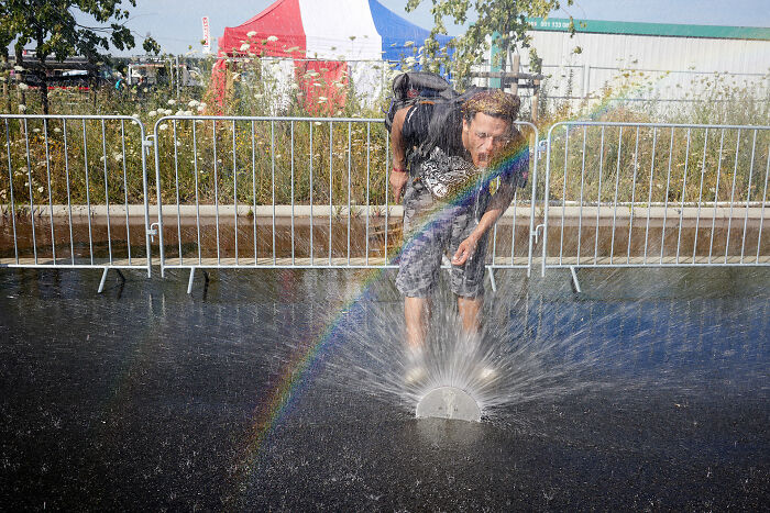 65 Street Photos That Nailed the Perfect Coincidence Moment