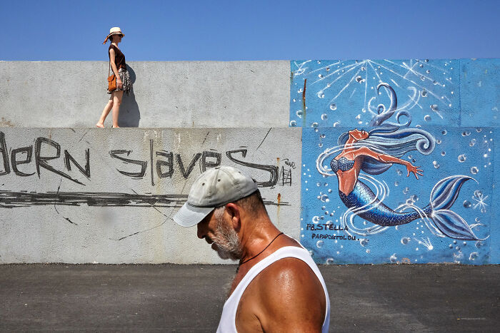 65 Street Photos That Nailed the Perfect Coincidence Moment