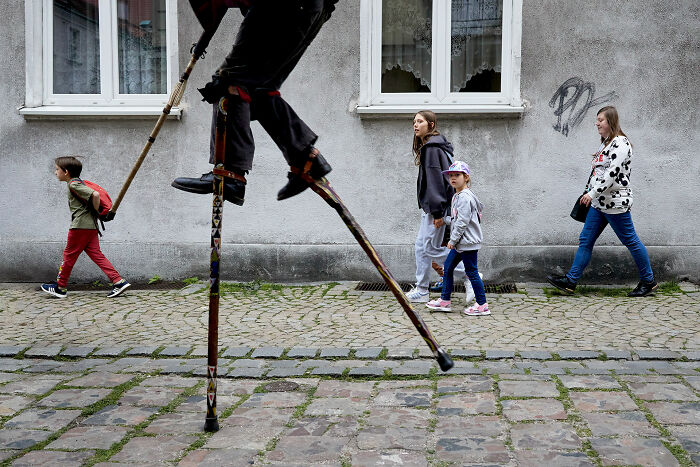 65 Street Photos That Nailed the Perfect Coincidence Moment