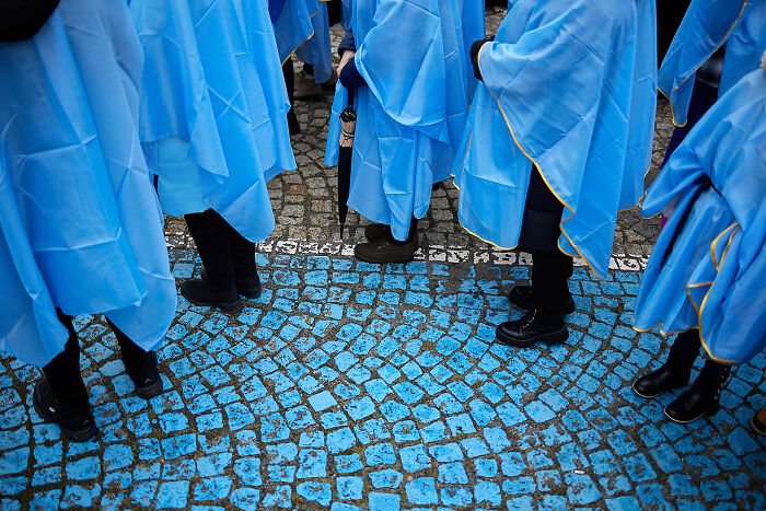 65 Street Photos That Nailed the Perfect Coincidence Moment