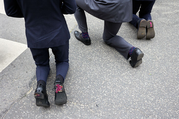 65 Street Photos That Nailed the Perfect Coincidence Moment