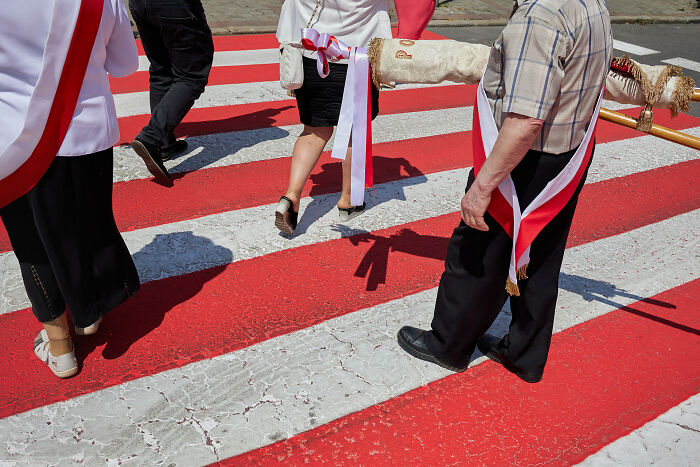 65 Street Photos That Nailed the Perfect Coincidence Moment
