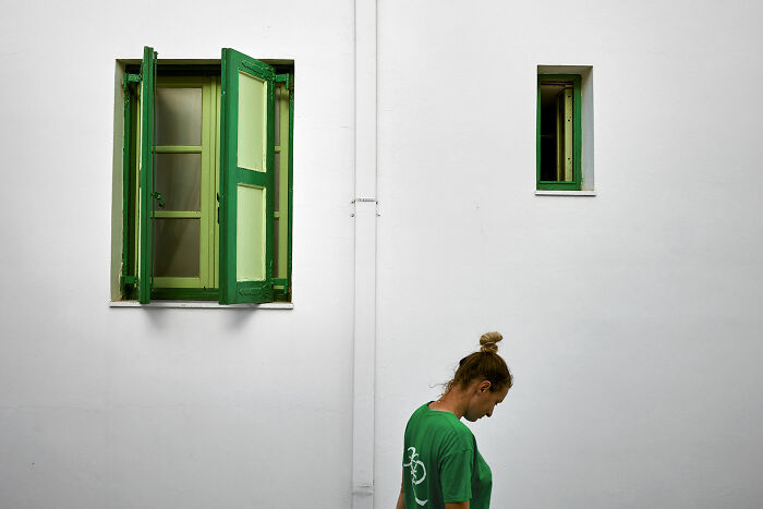 65 Street Photos That Nailed the Perfect Coincidence Moment