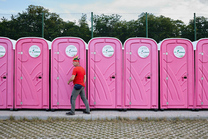 65 Street Photos That Nailed the Perfect Coincidence Moment