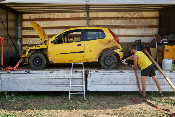 65 Street Photos That Nailed the Perfect Coincidence Moment