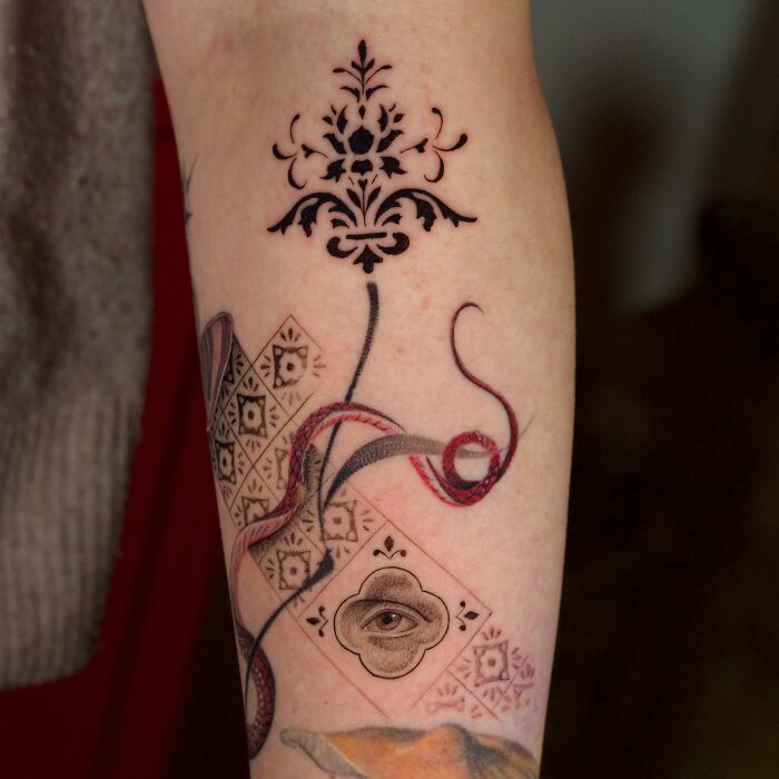 Minimalist Eye with a Twist