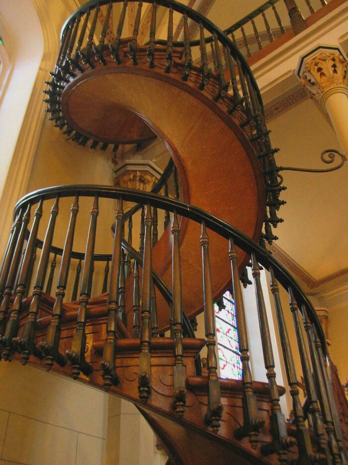 The Miraculous Spiral Staircase Built Without Nails or a Center Support—How?!