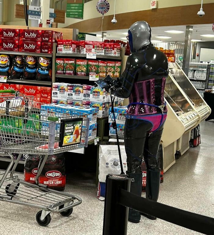 Caught This Shopper Channeling Serious Walmart Energy At Publix