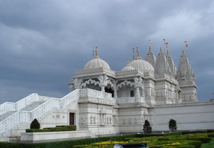 London’s Golden Hindu Temple: Swaminarayan Mandir