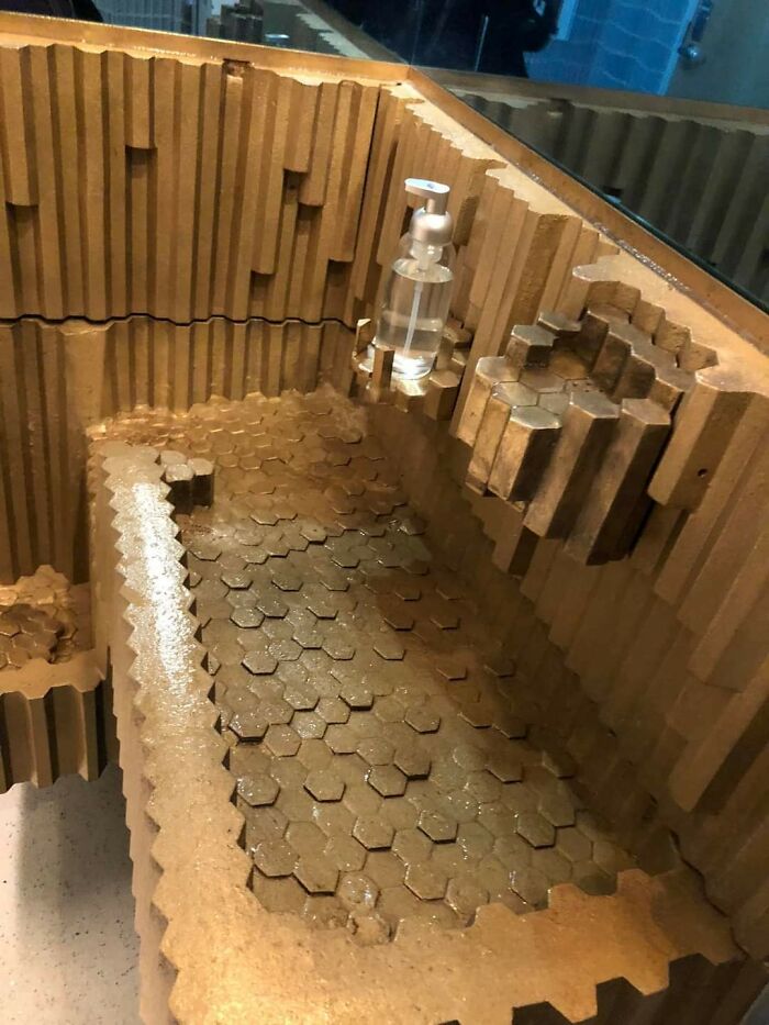 Sink With Height Variations That Defy Cleaners