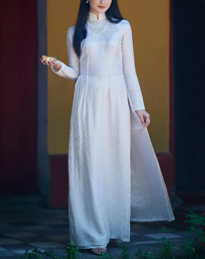Stepmom Rocked White At The Wedding—And Threw Some Serious Shade