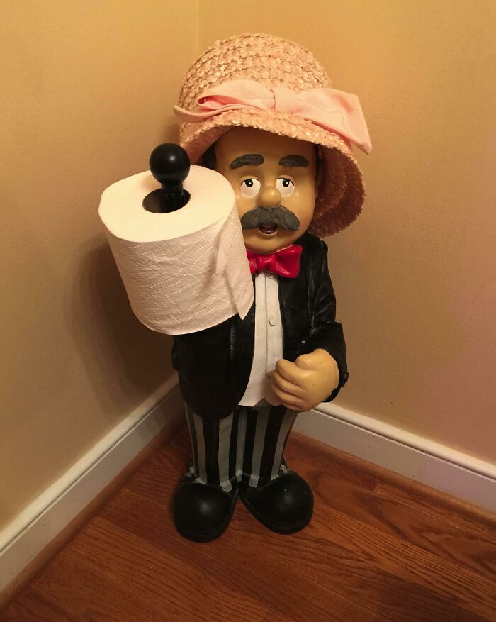 The 65 Weirdest Garage Sale Finds That’ll Make You Do A Double Take
