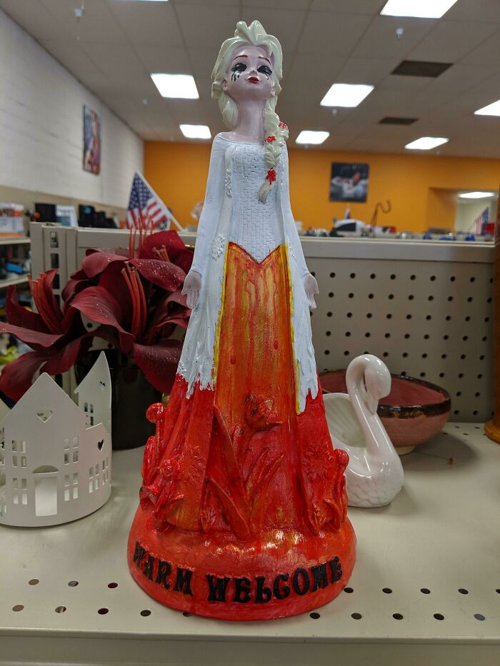 The 65 Weirdest Garage Sale Finds That’ll Make You Do A Double Take