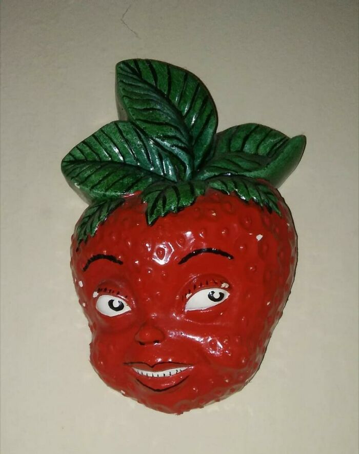 The 65 Weirdest Garage Sale Finds That’ll Make You Do A Double Take