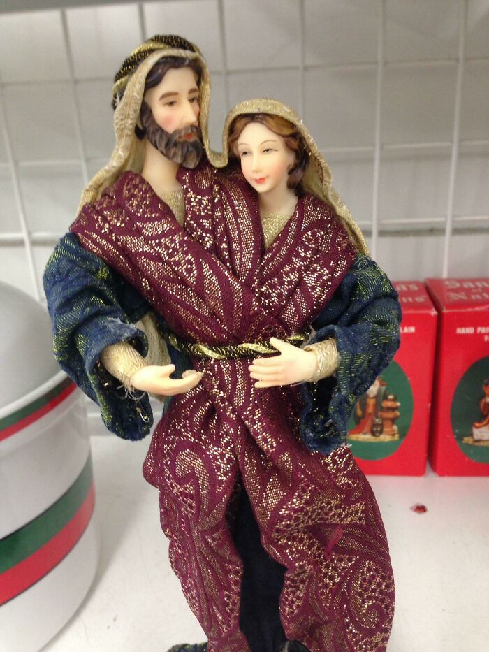 The 65 Weirdest Garage Sale Finds That’ll Make You Do A Double Take