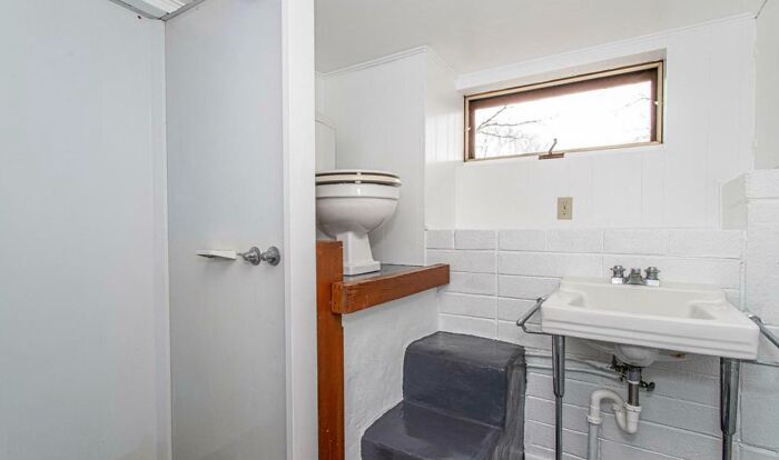 A Bathroom That’s Trying Really Hard... Just Not Succeeding