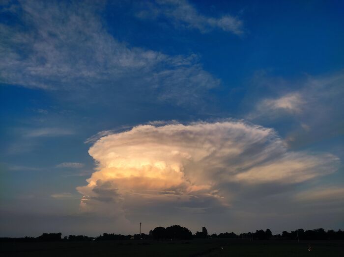 This Cloud Totally Looks Like a Nuclear Explosion (Scary Cool!)