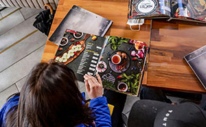 Wait, They Really Serve Food Here? 55 Restaurant Red Flags That’ll Make You Run Out