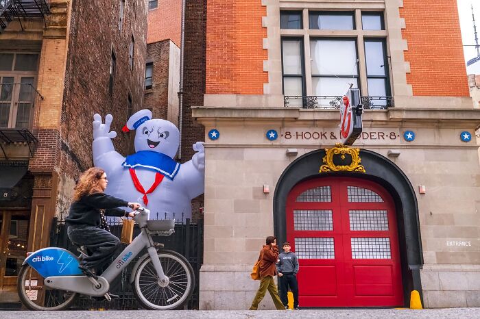Whoa, Check Out These 80 Totally Weird And Wonderful City Snapshots!