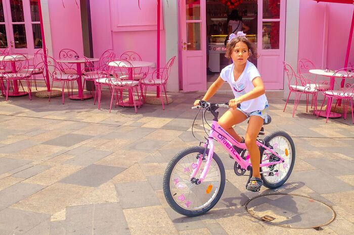 Whoa, Check Out These 80 Totally Weird And Wonderful City Snapshots!