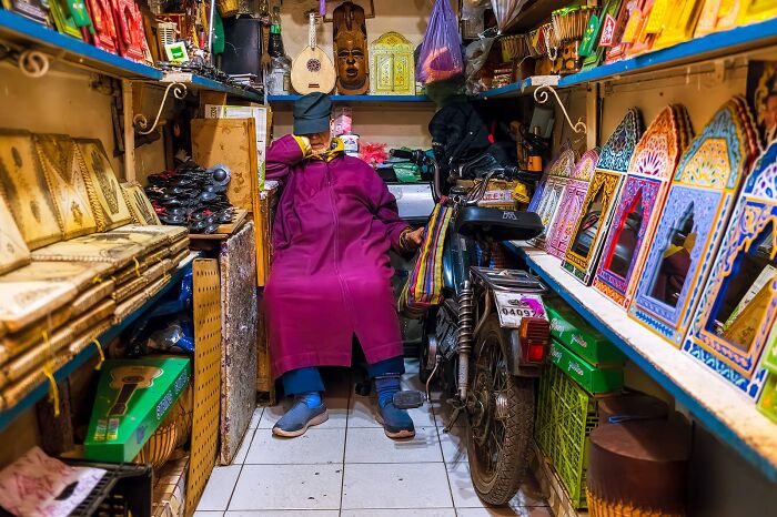 Whoa, Check Out These 80 Totally Weird And Wonderful City Snapshots!