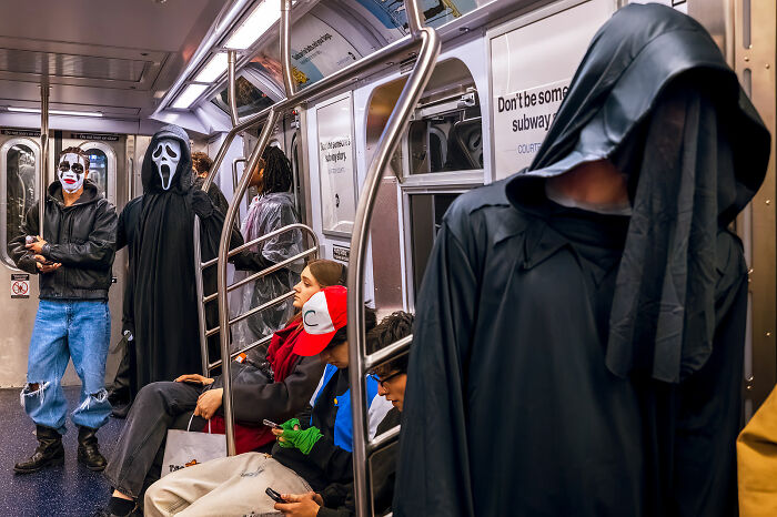 Whoa, Check Out These 80 Totally Weird And Wonderful City Snapshots!