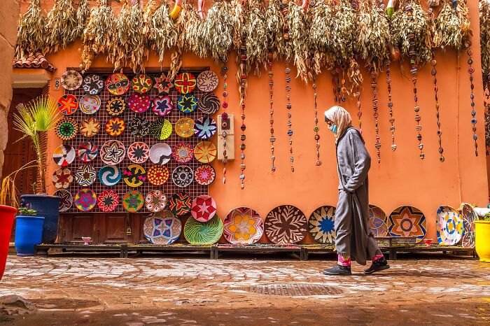 Whoa, Check Out These 80 Totally Weird And Wonderful City Snapshots!