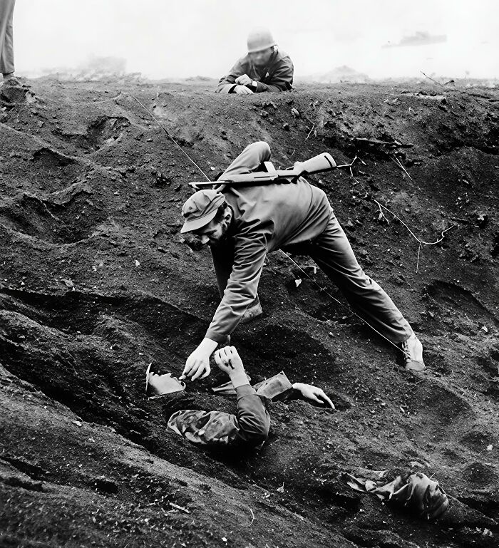This Soldier Pretended to Be Dead With a Grenade Right By His Hand!