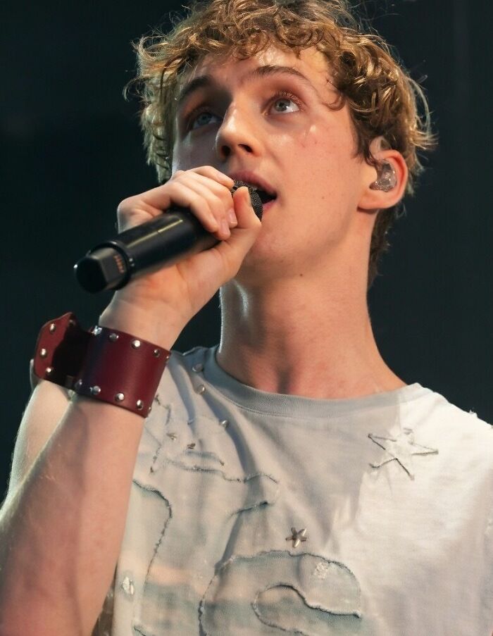 Troye Sivan: From YouTube to Pop Star, 31